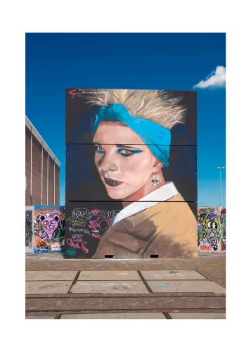 Meisje met de skull earring